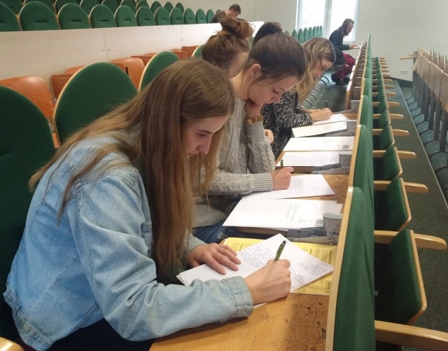 Studenci Uniwersytetu Opolskiego piszą listy w obronie praw człowieka. Trwa ogólnopolski maraton Amnesty International