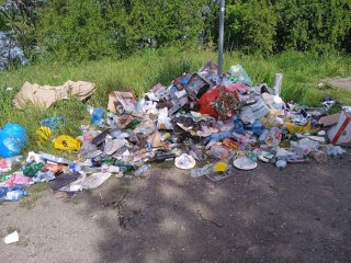 Śmieci pozostawione po majówce na kąpielisku Bolko [fot. Adam Wołek]