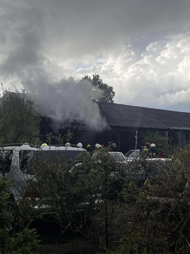9 zastępów straży gasiło pożar warsztatu w powiecie oleskim