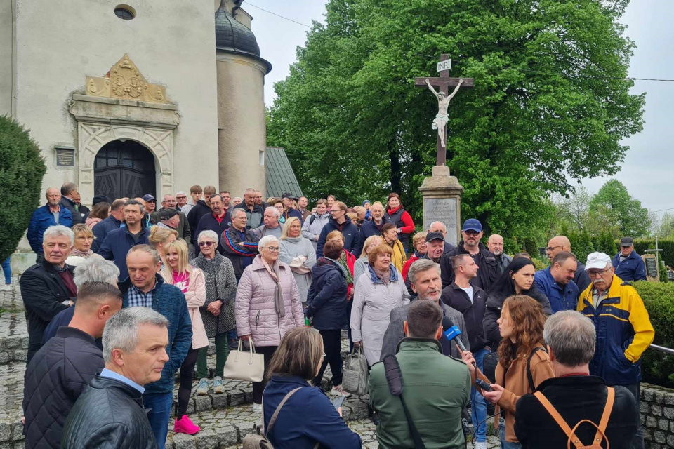 Mieszkańcy Szymiszowa protestowali w poniedziałek przy kościele [fot. Joanna Krok]