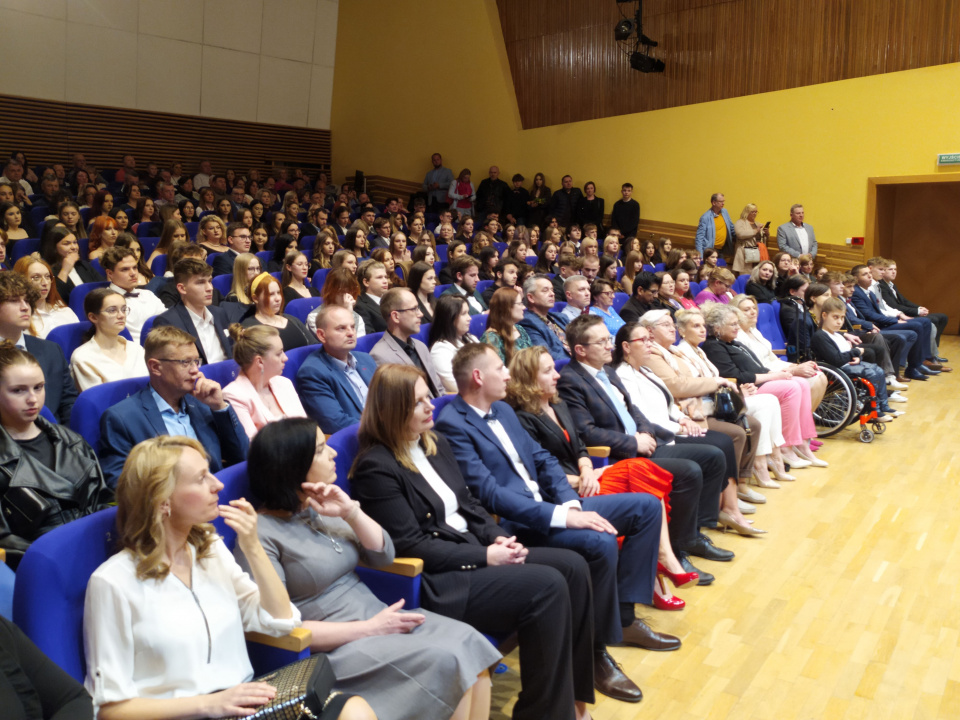 Uroczystość zończenia roku szkolnego 2023/2024 dla uczniów klas IV I LO w Opolu [fot. Anna Kurc]