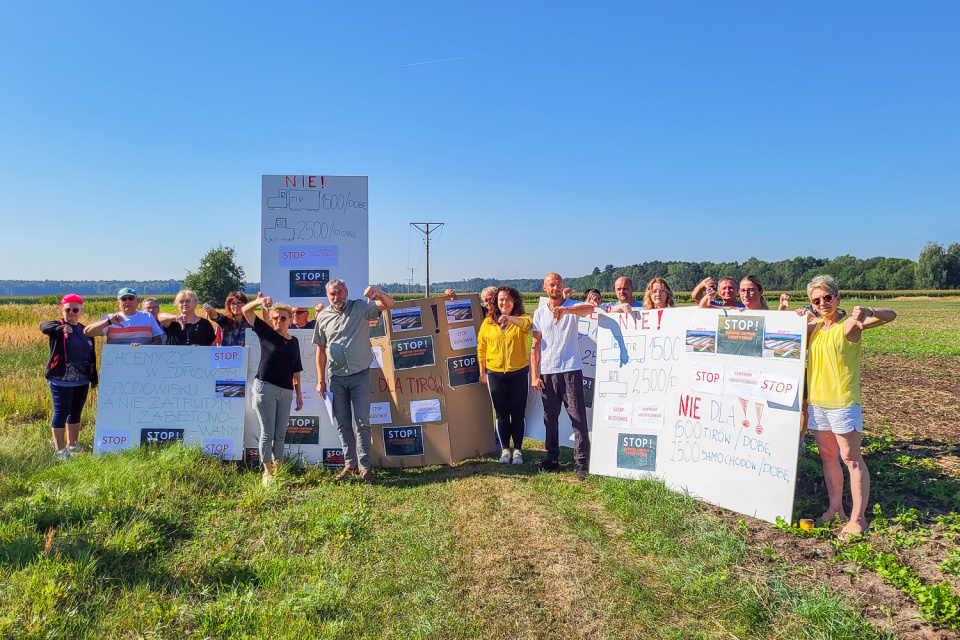 Protest w Świerklach przeciwko budowie centrum logistycznego [fot. Adam Dubiński]
