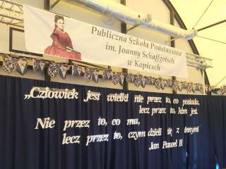 Publiczna Szkoła Podstawowa w Kopicach ma sztandar i imię Joanny Schaffgotsch [fot. Witold Wośtak]