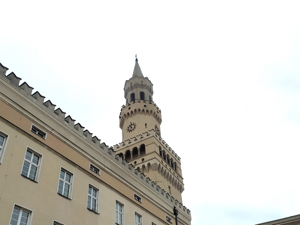 Zegar na ratuszowej wieży w Opolu [fot. Witold Wośtak]